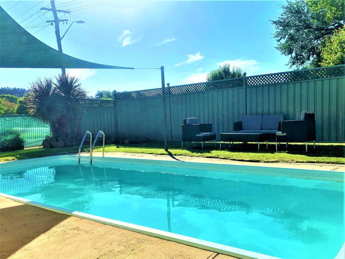 Bradman Motor Inn Cootamundra Bagian luar foto