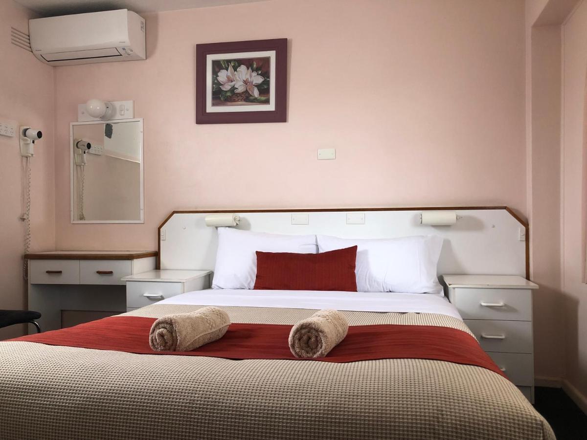 Bradman Motor Inn Cootamundra Bagian luar foto