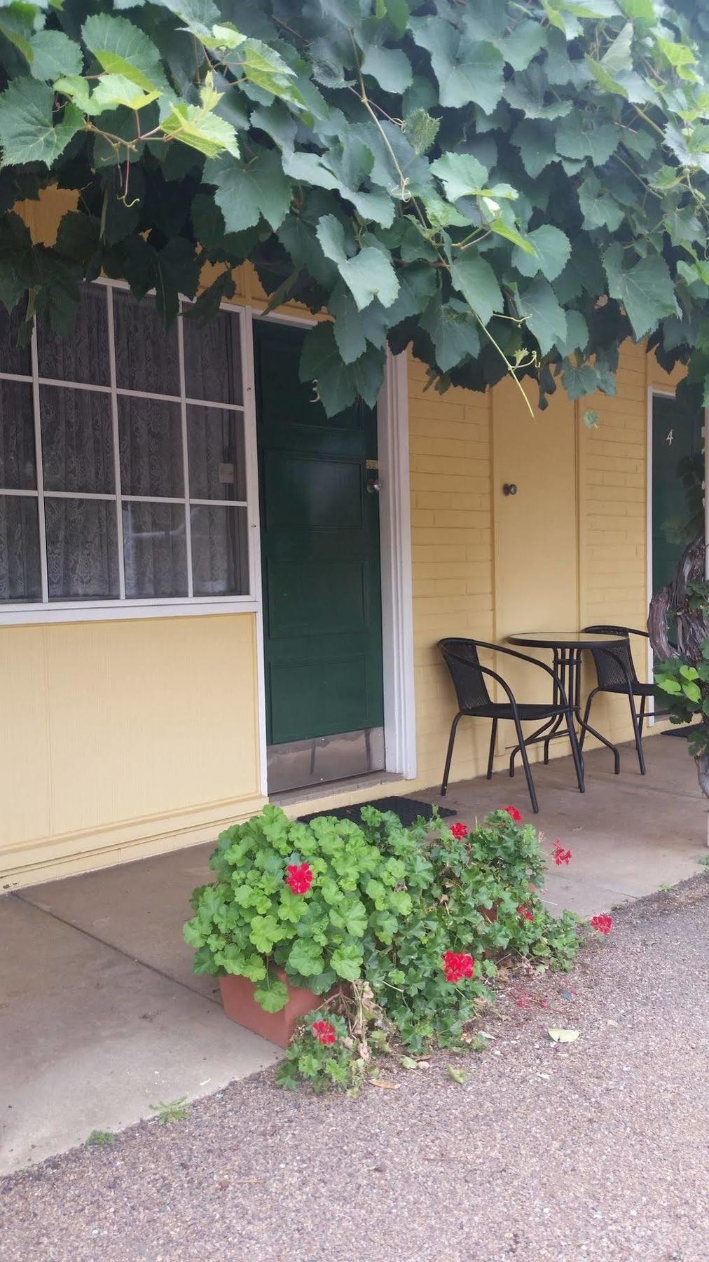 Bradman Motor Inn Cootamundra Bagian luar foto