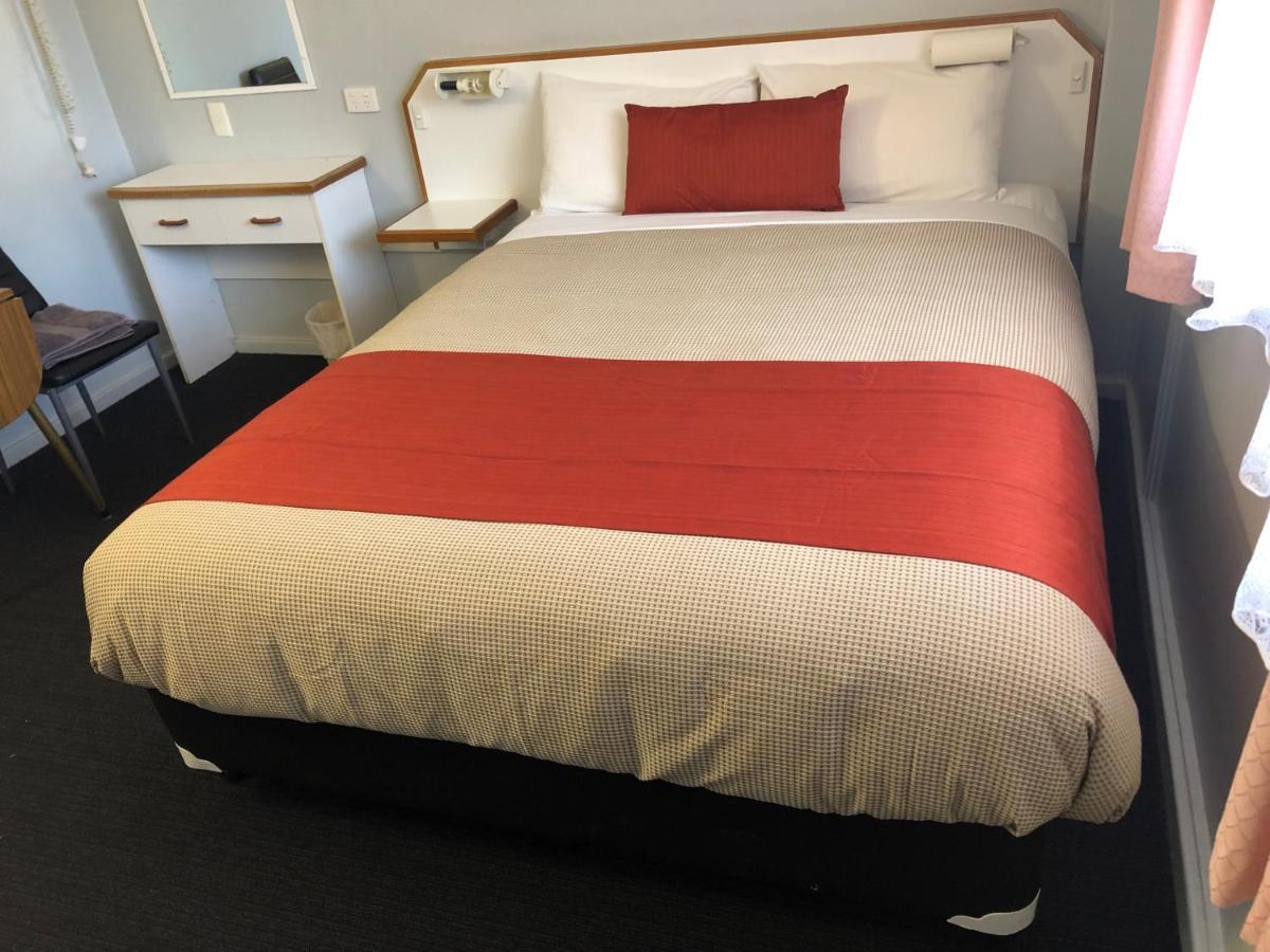 Bradman Motor Inn Cootamundra Bagian luar foto